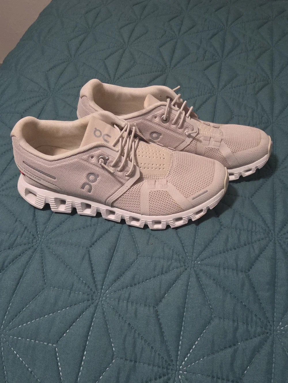On Cloud 6 Women Size 6 Pearl/White